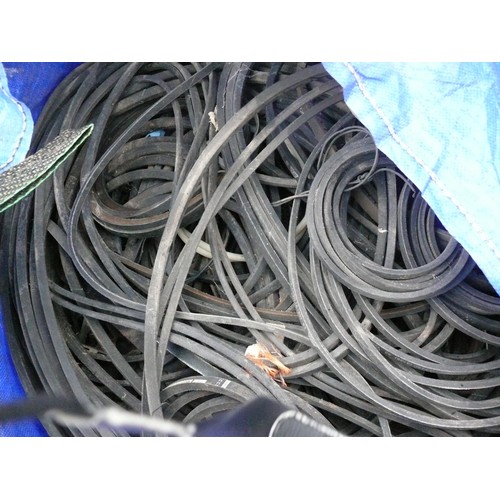 321 - LARGE QUANTITY OF V DRIVE BELTS OF VARIOUS SIZES