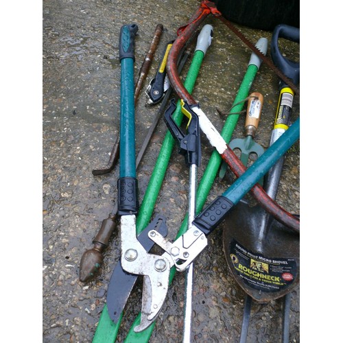 306 - SELECTION OF GARDEN TOOLS INCLUDING HEAVY DUTY LOPPERS, STAINLESS STEEL FORK, CROWBAR, TREE SAW, LID... 