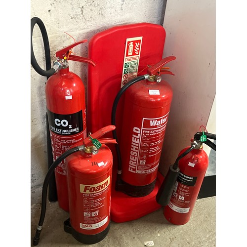 346 - 4 FIRE EXTINGUISHERS IN VARIOUS SIZES PLUS A STAND