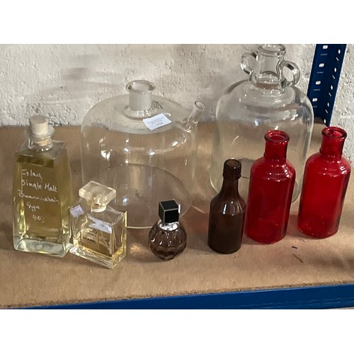 354 - COLLECTION OF GLASS BOTTLES TO INCLUDE VINTAGE RED AND BROWN GLASS AND CHANEL PERFUME