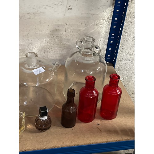 354 - COLLECTION OF GLASS BOTTLES TO INCLUDE VINTAGE RED AND BROWN GLASS AND CHANEL PERFUME