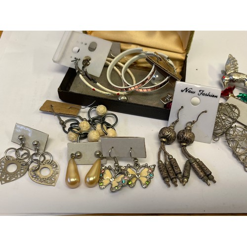 48 - A COLLECTION OF ALL SORTS OF EARRINGS AND LOTS OF THEM PLUS A HUMMING BIRD BROOCH