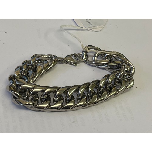 45 - A HEAVY STAINLESS STEEL GENTS BRACELET