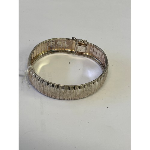 50 - AN ITALIAN SOLID SILVER FASHION DESIGN BRACELET