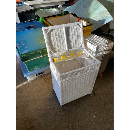 410 - SET OF 4 WHITE WICKER DRAWERS WITH METAL FRAME AND A MATCHING LAUNDRY HAMPER