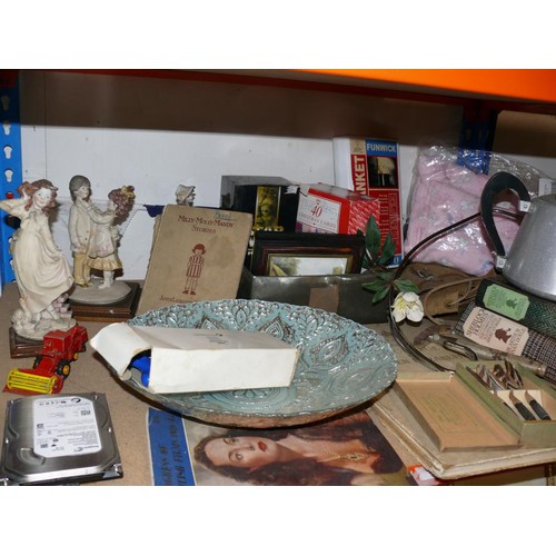 370A - LARGE LOT OF VARIOUS COLLECTABLES AND DECORATIVE ITEMS TO INCLUDE DARTS, FIGURINES, PICTURES, WEIGHT... 