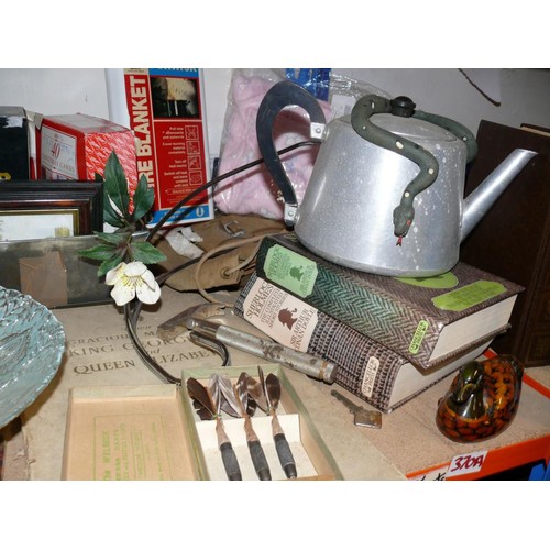 370A - LARGE LOT OF VARIOUS COLLECTABLES AND DECORATIVE ITEMS TO INCLUDE DARTS, FIGURINES, PICTURES, WEIGHT... 