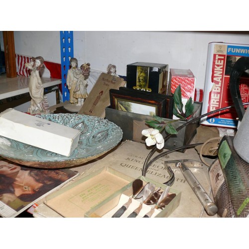 370A - LARGE LOT OF VARIOUS COLLECTABLES AND DECORATIVE ITEMS TO INCLUDE DARTS, FIGURINES, PICTURES, WEIGHT... 