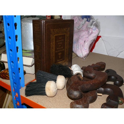 370A - LARGE LOT OF VARIOUS COLLECTABLES AND DECORATIVE ITEMS TO INCLUDE DARTS, FIGURINES, PICTURES, WEIGHT... 