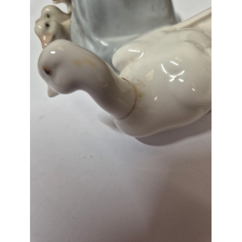 50B - A CHROME ZIPPO LIGHTER, LLADRO MUMMY AND BABIES GOOSE FIGURINE (REPAIR TO NECK) AND A VINTAGE SORE T... 