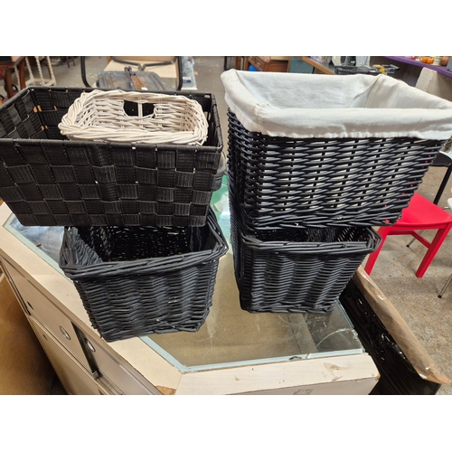 288B - 5 SMALL WICKER STORAGE BASKETS, 4 OF WHICH ARE BLACK