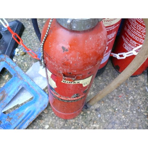 305 - 4 X  FIRE EXTINGUISHERS, ONE IS CO2, ONE FOAM AND 2 WATER