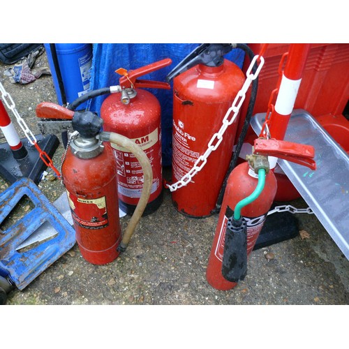 305 - 4 X  FIRE EXTINGUISHERS, ONE IS CO2, ONE FOAM AND 2 WATER