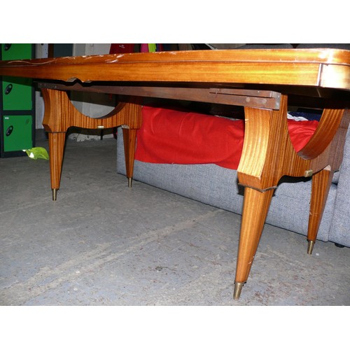 343 - A BEAUTIFUL MID CENTURY SATINWOOD ITALIAN  DINING TABLE WITH MARQUETRY TOP