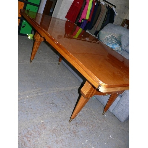 343 - A BEAUTIFUL MID CENTURY SATINWOOD ITALIAN  DINING TABLE WITH MARQUETRY TOP