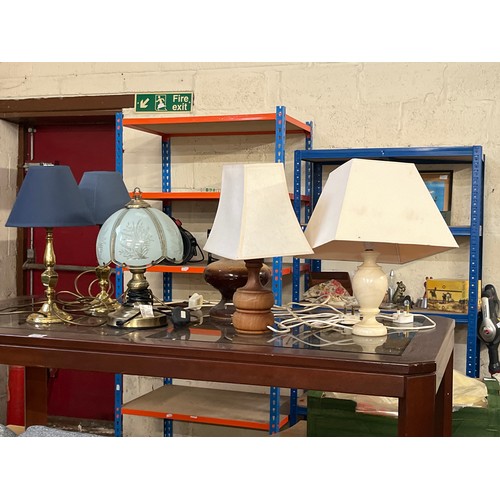 344 - 6 TABLE LAMPS IN VARIOUS STYLES AND DESIGNS TO INCLUDE BRASS, ONYX, WOOD AND RETRO STYLE