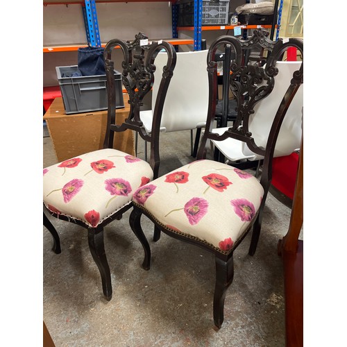 391 - A PAIR OF ORNATE VICTORIAN DINING CHAIRS WITH SEAT PADS UPHOLSTERED IN POPPY FABRIC