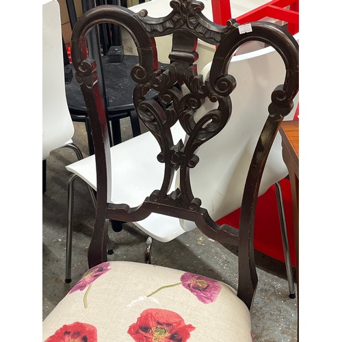 391 - A PAIR OF ORNATE VICTORIAN DINING CHAIRS WITH SEAT PADS UPHOLSTERED IN POPPY FABRIC