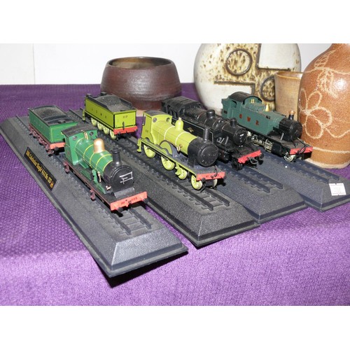 98 - 4 MODEL LOCOMOTIVES ON STANDS INCLUDING GWR, LSWR ETC