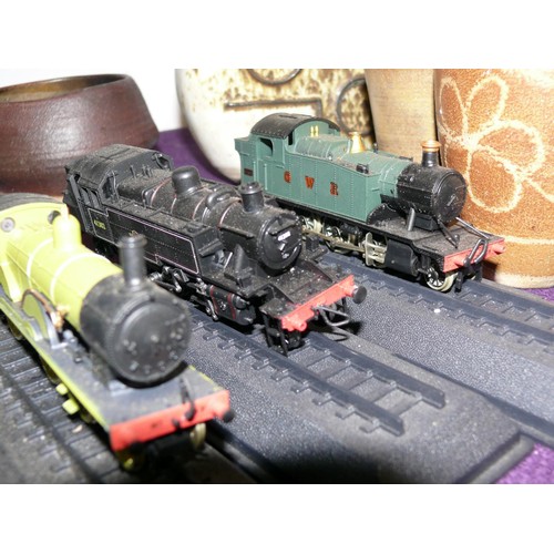 98 - 4 MODEL LOCOMOTIVES ON STANDS INCLUDING GWR, LSWR ETC