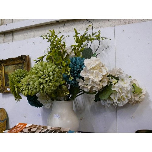 100 - CERAMIC VASE WITH GOOD DISPLAY OF ARTIFICIAL HYDRANGEA FLOWERS