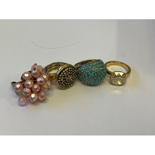 8 - A JEWEL BOX FULL OF HIGH QUALITY FASHION DRESS RINGS SOME FROM NEW YORK