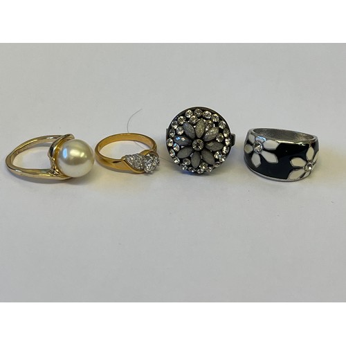 8 - A JEWEL BOX FULL OF HIGH QUALITY FASHION DRESS RINGS SOME FROM NEW YORK