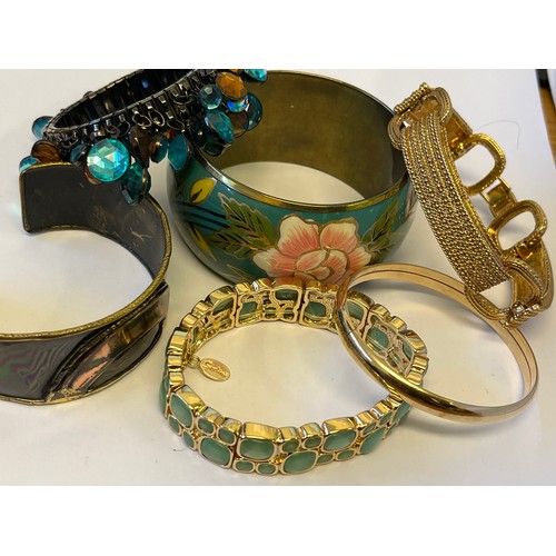 15 - A COLLECTION OF GOOD QUALITY HIGH FASHION BRACELETS, BANGLES AND NEW OLD STOCK STRATTON COMPACT