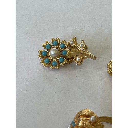 21 - A SET OF EARRINGS AND RING WITH SEED PEARLS TURQUOISE GOLD PLATED