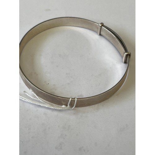 41 - A SOLID SILVER EXPANDING BANGLE