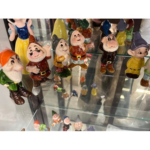 1 - ORIGINAL DISNEY PRODUCT SNOW WHITE AND SEVEN DWARFS STANDING