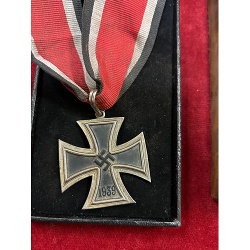 42 - GERMAN IRON CROSS IN BOX, STAMPED MARK TO EDGE OF CROSS READS L10