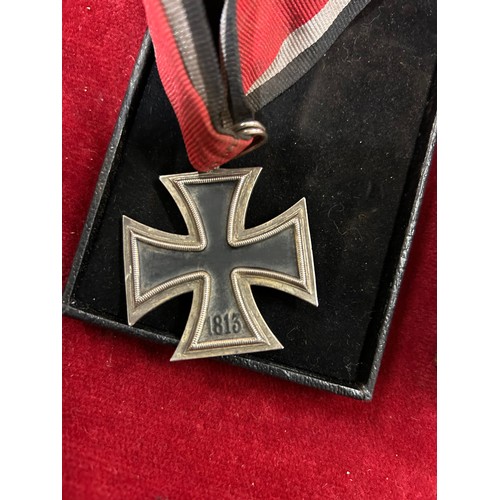 42 - GERMAN IRON CROSS IN BOX, STAMPED MARK TO EDGE OF CROSS READS L10