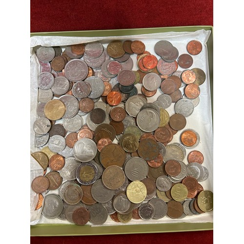 51 - TRAY OF FOREIGN COINS AND BANK NOTES