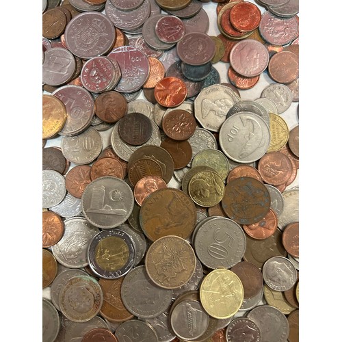 51 - TRAY OF FOREIGN COINS AND BANK NOTES