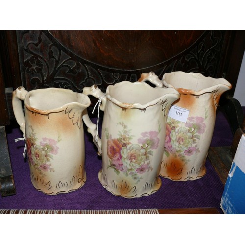 104 - A GRADUATED SET OF 3 VICTORIAN JUGS IN CROWN DEVON STYLE