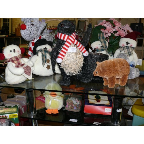 213 - TABLE TOP OF DECORATIVE CHRISTMAS ITEMS, STRAW REINDEER PLANT POT, 5 SOFT SNOWMEN WITH WEIGHTED BASE... 