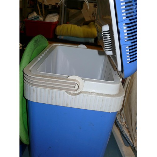 218 - EASY CAMP HOT/COLD COOL BOX WITH ICE PACKS