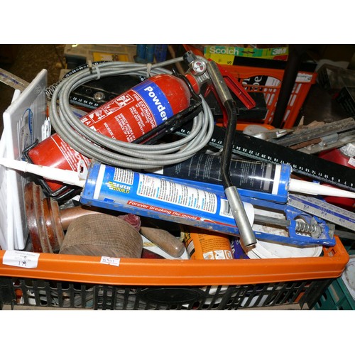 271 - CRATE OF MIXED GARAGE / WORKSHOP ITEMS INC INSPECTION LAMP, BLACK & DECKER DUSTBUSTER ETC