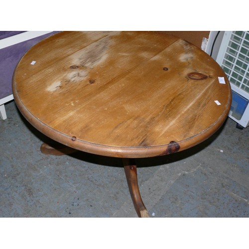 321 - CIRCULAR PINE COFFEE TABLE ON TRIPOD BASE