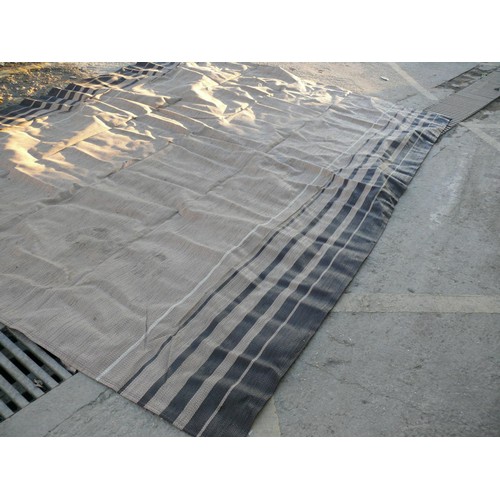 351 - PLASTIC RUNNER MAT - IDEAL FOR SHOPS ETC WITH WET FLOOR