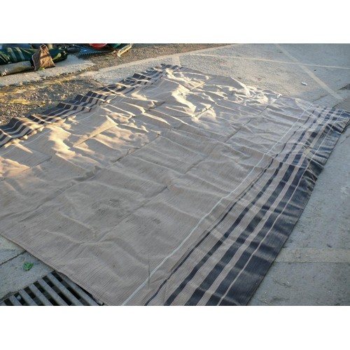 351 - PLASTIC RUNNER MAT - IDEAL FOR SHOPS ETC WITH WET FLOOR