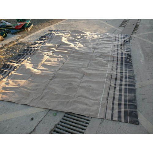 351 - PLASTIC RUNNER MAT - IDEAL FOR SHOPS ETC WITH WET FLOOR