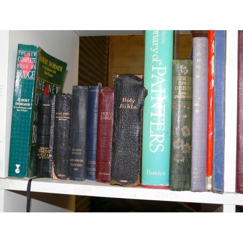 412 - 5 CUBES OF BOOKS MOSTLY NON FICTION, INCLUDES SEVERAL ON ARCHITECTURE/INTERIOR DESIGN/RENOVATION. BI... 