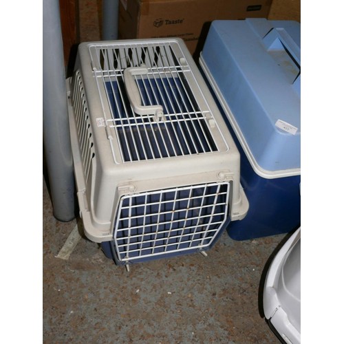 422 - PET CARRIER, LARGE CAT LITTER BOX AND COOL BOX WITH 3 ICE BLOCKS