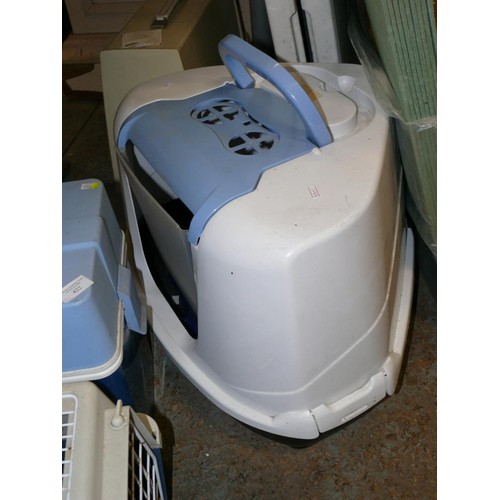 422 - PET CARRIER, LARGE CAT LITTER BOX AND COOL BOX WITH 3 ICE BLOCKS