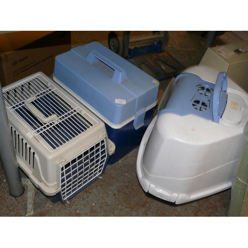 422 - PET CARRIER, LARGE CAT LITTER BOX AND COOL BOX WITH 3 ICE BLOCKS