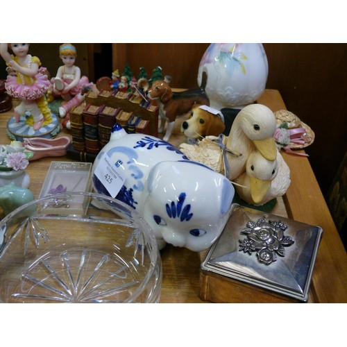 425 - ORNAMENTS AND CHINA INC BESWICK HOUND, JADE ELEPHANT, AYNSLEY VASE, DELFT PIGGY BANK ETC