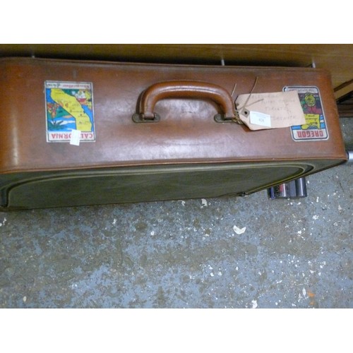 428 - VINTAGE SUITCASE WITH AMERICAN STATE LABELS