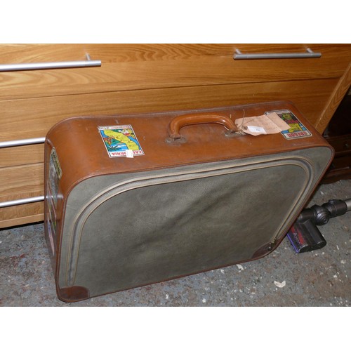 428 - VINTAGE SUITCASE WITH AMERICAN STATE LABELS